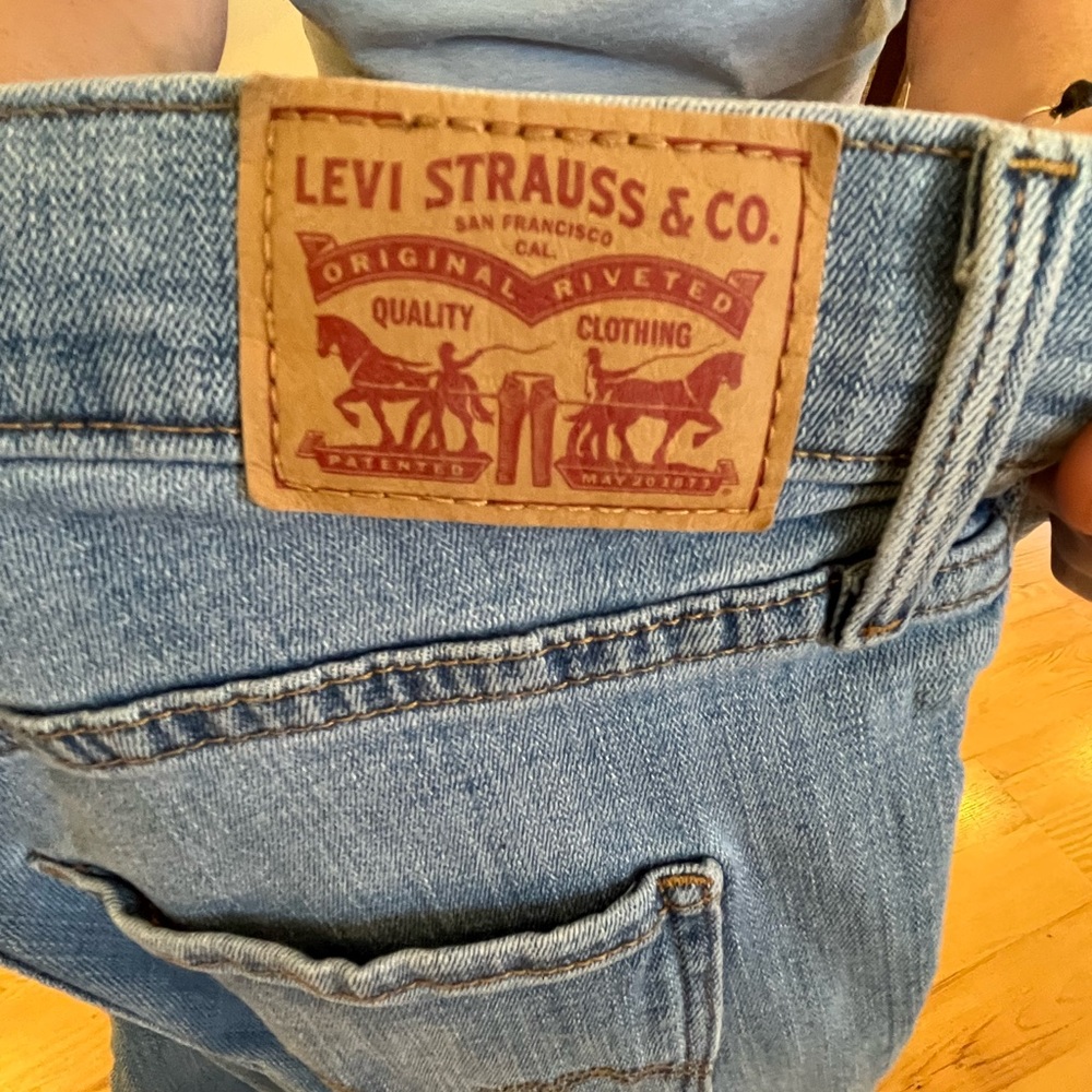 Levi’s shaping straight jeans size 28